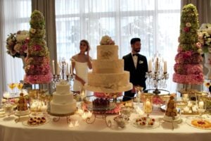 evento sposa -palazzo-parigi-gli-sposi-al-tavolo