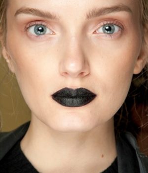 Tendenze makeup: gothic chic di giorno, disco di sera