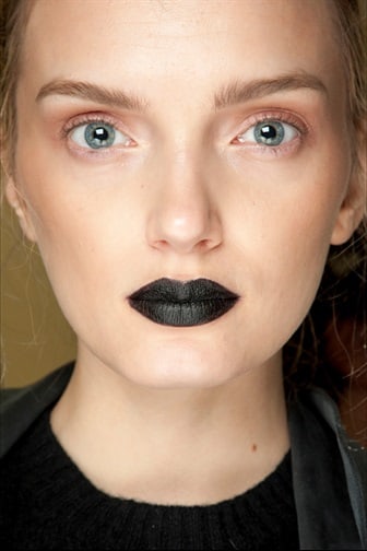 Tendenze makeup: gothic chic di giorno, disco di sera